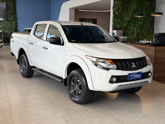 MITSUBISHI L200 TRITON 2.4 16V TURBO DIESEL GL CD 4X4 MANUAL MITSUBISHI L200 TRITON 2.4 16V TURBO DIESEL GL CD 4X4 MANUAL